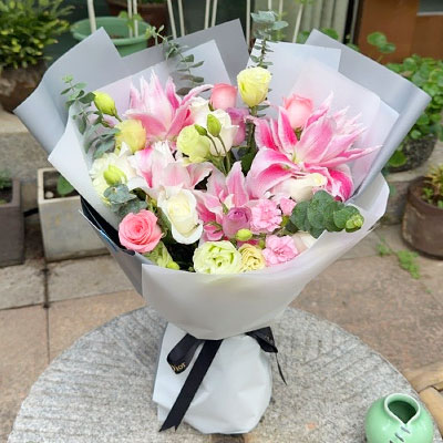 桂林9朵玫瑰混搭百合，爱恋纯真无邪