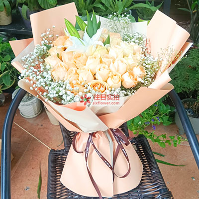 桂林33朵香槟玫瑰百合，心里永远是你