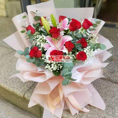 桂林11朵红玫瑰百合，全世界里只有一个你